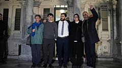 Εθελοντές διάσωσης και ο δικηγόρος τους πανηγυρίζουν έξω από ένα δικαστήριο στη Μυτιλήνη, στο νησί της Λέσβου στο βορειοανατολικό Αιγαίο, Ελλάδα, 15 Ιανουαρίου 2026.