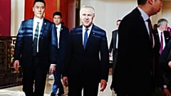Kanada Başbakanı Mark Carney, Pekin'e yaptığı ziyaret sırasında bir otelin lobisinde yürürken, 15 Ocak 2026