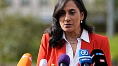 تتحدث أنيتا أناند إلى الصحفيين في قاعدة رامشتاين الجوية في رامشتاين، ألمانيا، يوم الجمعة 21 أبريل 2023. (صورة من وكالة أسوشيتد برس/ماتياس شرادر)