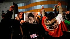 أحرق متظاهرون ملصقاً يصور المرشد  الإيراني علي خامنئي خلال مسيرة دعماً للاحتجاجات المناهضة للحكومة في إيران، في حولون، إسرائيل، الأربعاء 14 يناير/كانون الثاني 2026.