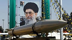 Ein Foto aus Teheran zeigt eine Rakete vor einem Poster von Ayatollah Ali Chamenei. 23. September 2008.