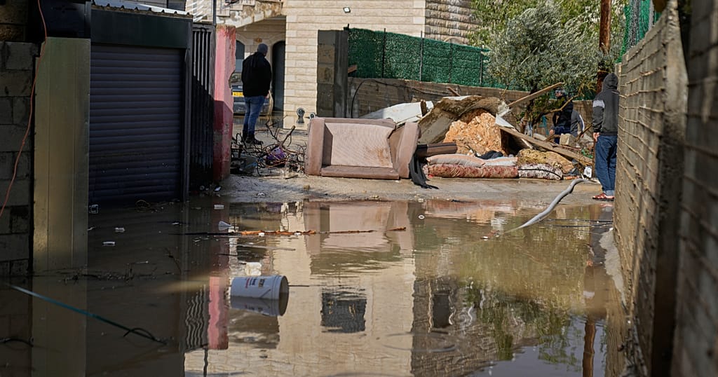 Floodings kill at least 10 in South Africa, triggering the closure of Kruger Park