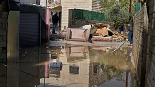 Floodings kill at least 10 in South Africa, triggering the closure of Kruger Park