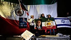 گروهی از طرفداران رضا پهلوی پرچم اسرائيل را در دست دارند