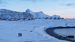 In Nuuk spazieren Menschen am Strand. 15. Januar 2026.