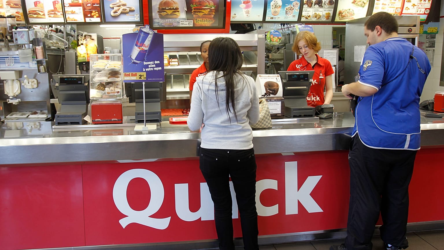 يصطف المستهلكون في طابور أمام مطعم سلسلة مطاعم الوجبات السريعة الذي يقدم البرغر الحلال في فلوري ميروجيس، جنوب باريس، الأربعاء 1 سبتمبر 2010. (أ ب/كريستوف إينا)