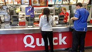 يصطف المستهلكون في طابور أمام مطعم سلسلة مطاعم الوجبات السريعة الذي يقدم البرغر الحلال في فلوري ميروجيس، جنوب باريس، الأربعاء 1 سبتمبر 2010. (أ ب/كريستوف إينا)