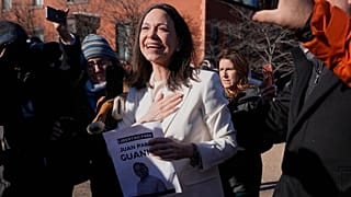 استقبلت ماريا كورينا ماتشادو أنصارها في شارع بنسلفانيا بالقرب من البيت الأبيض بعد لقائها بالرئيس دونالد ترامب، يوم الخميس 15 يناير/كانون الثاني 2026، في واشنطن.