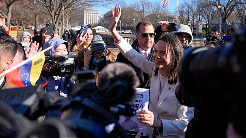 La líder opositora venezolana María Corina Machado saluda a sus partidarios cerca de la Casa Blanca después de reunirse con el presidente Donald Trump, el 15 de enero de 2026.