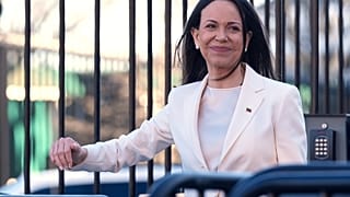 زعيمة المعارضة الفنزويلية ماريا كورينا ماتشادو تغادر البيت الأبيض بعد لقائها بالرئيس دونالد ترامب، يوم الخميس 15 يناير 2026، في واشنطن. (صورة أسوشيتد برس/ بابلو مارتينيز مونسي