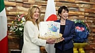 Italiens Regierungschefin Giorgia Meloni, links, und Japans Premierministerin Sanae Takaichi posieren bei ihrem Treffen in Tokio für Fotos.