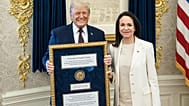La leader dell'opposizione venezuelana María Corina Machado consegna a Trump la medaglia del Nobel per la Pace alla Casa Bianca (15 gennaio 2026)