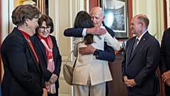 María Corina Machado se abraza con Rick Scott, congresista republicano de Florida, mientras son observados por tres senadores demócratas el 15 de enero de 2026
