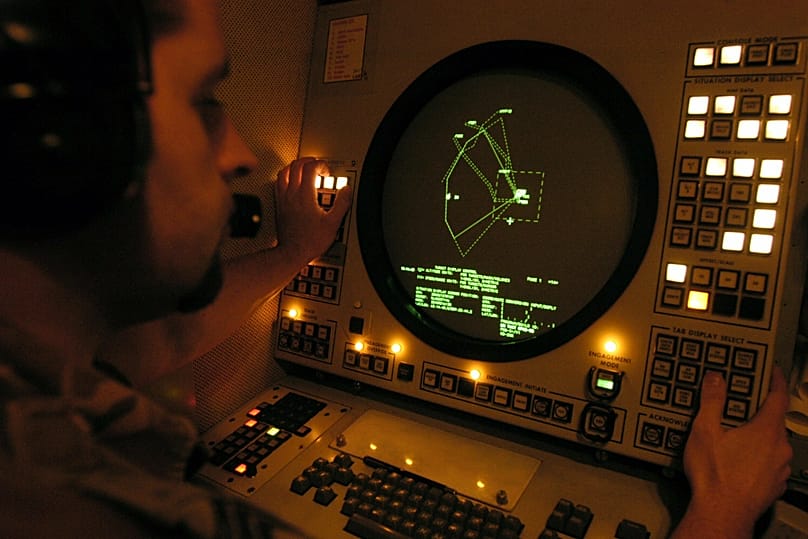Operador en la Central de Coordinación de Información (ICC) monitorea las acciones de la batería de misiles