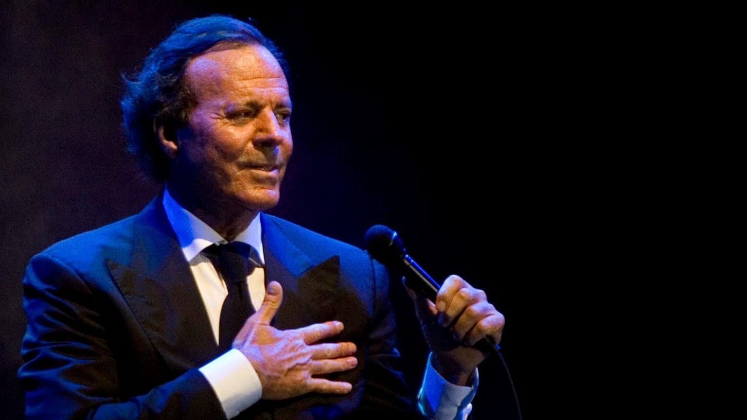 Spanish singer Julio Iglesias performs during a concert in Playa del Carmen, Mexico, on 30 January 2009.
