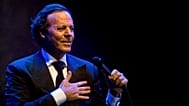 El cantante español Julio Iglesias se presenta durante un concierto en Playa del Carmen, México, el 30 de enero de 2009.