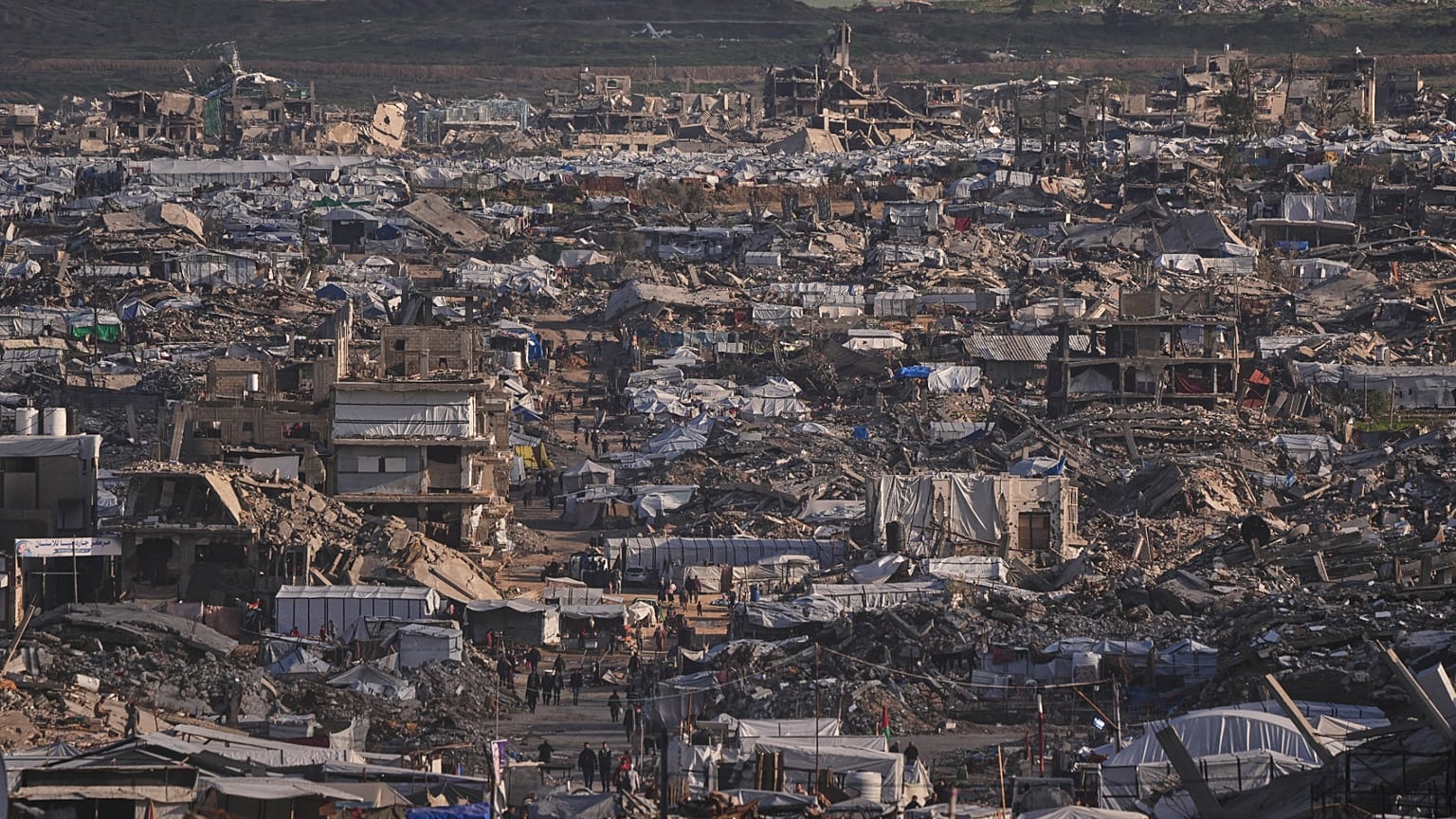 Geçici çadırlarda barınan yerinden edilmiş Filistinliler, İsrail’in hava ve kara operasyonlarıyla yıkılan binaların arasında görülüyor. Gazze kenti, 15 Ocak 2026 Perşembe