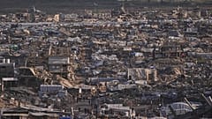 Geçici çadırlarda barınan yerinden edilmiş Filistinliler, İsrail’in hava ve kara operasyonlarıyla yıkılan binaların arasında görülüyor. Gazze kenti, 15 Ocak 2026 Perşembe