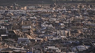 Geçici çadırlarda barınan yerinden edilmiş Filistinliler, İsrail’in hava ve kara operasyonlarıyla yıkılan binaların arasında görülüyor. Gazze kenti, 15 Ocak 2026 Perşembe