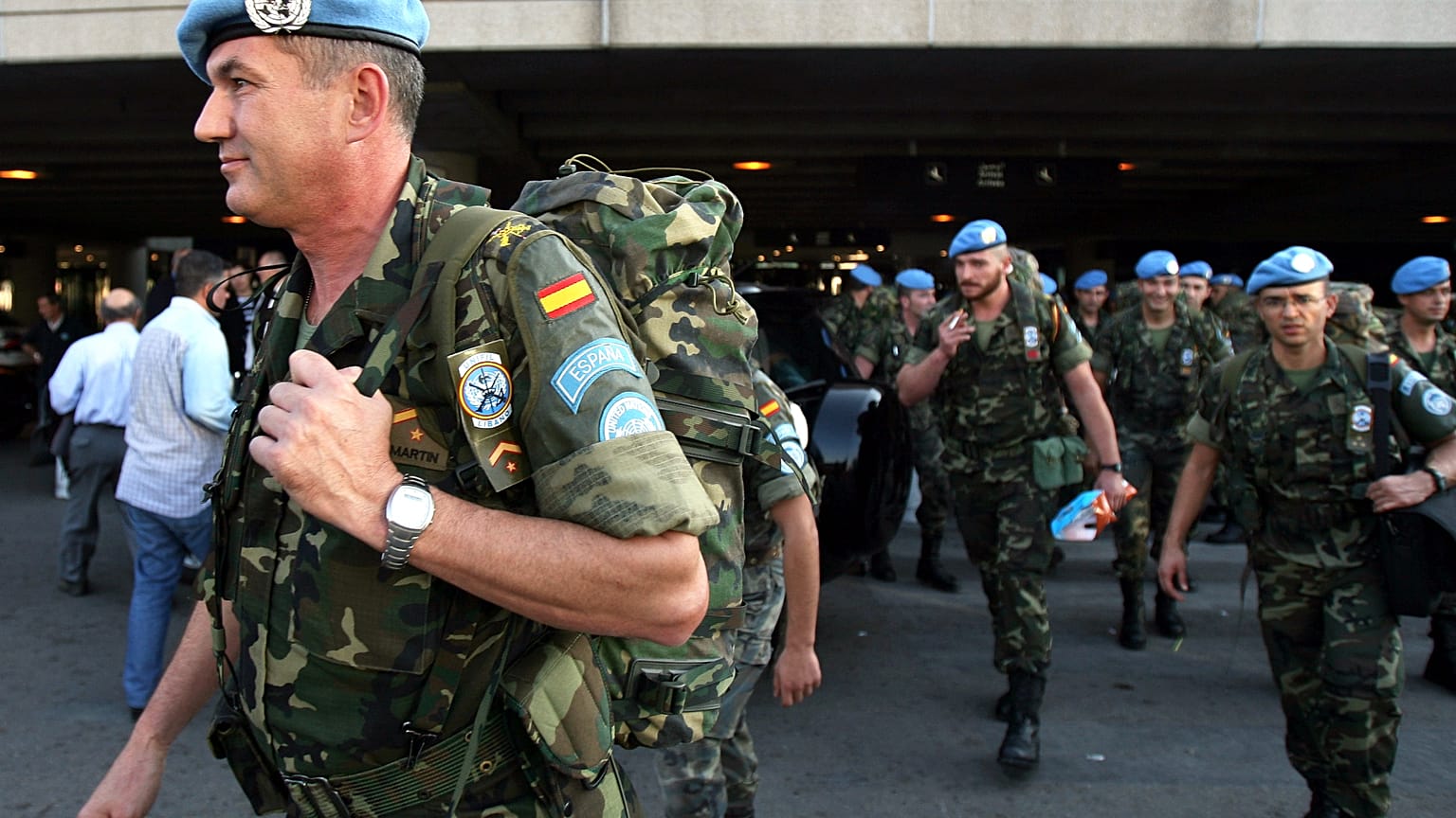 ARCHIVO: Las fuerzas de paz de la ONU se preparan para abordar los autobuses que salen del aeropuerto internacional de Beirut, a su llegada al Líbano, el 26 de octubre de 2006