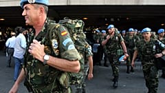 ARQUIVO: As forças de manutenção da paz da ONU preparam-se para entrar em autocarros que saem do Aeroporto Internacional de Beirute à sua chegada ao Líbano, em 26 de outubro de 2006.