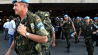 ARCHIVO: Las fuerzas de paz de la ONU se preparan para abordar los autobuses que salen del aeropuerto internacional de Beirut, a su llegada al Líbano, el 26 de octubre de 2006