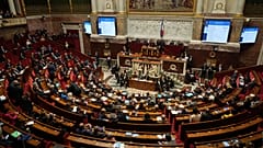 Francuscy posłowie głosują w Zgromadzeniu Narodowym nad krajowym budżetem zdrowotnym w Paryżu, we wtorek 9 grudnia 2025 r. 