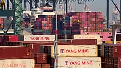 Archivbild: Im Hafen von Los Angeles türmen sich Container einer taiwanischen Reederei. Aufgenommen am neunten April 2025.