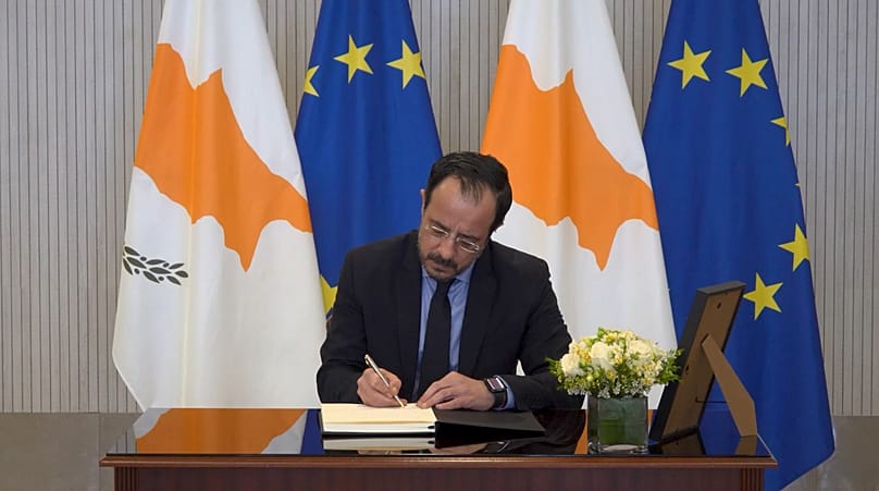 Ο Πρόεδρος της Κύπρου, Νίκος Χριστοδουλίδης, υπέγραψε στο βιβλίο συλληπητηρίων για τον Γιώργο Βασιλείου