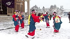 Frauen tanzen im Schnee.