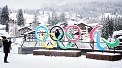 Menschen machen Fotos vor den Olympia- und Paralympics-Ringen in Cortina d’Ampezzo. Donnerstag, 20. Nov. 2025.