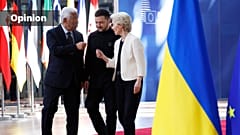Costa, der ukrainische Präsident und von der Leyen am 6. März 2025 zum EU-Gipfel im Europäischen Rat