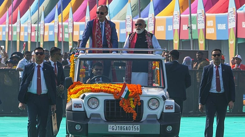 Merz und der indische Premierminister Narendra Modi fahren gemeinsam in einem Fahrzeug während der Eröffnung des Internationalen Drachenfestivals in Ahmedabad, Indien, 12.1.26