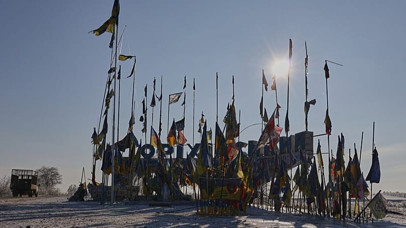 Eine regionale Grenzstele, die mit Nationalflaggen und Emblemen von Militäreinheiten geschmückt ist, im Bezirk Orikhiv in der Region Saporischschja, Ukraine, 13. Januar 2026.