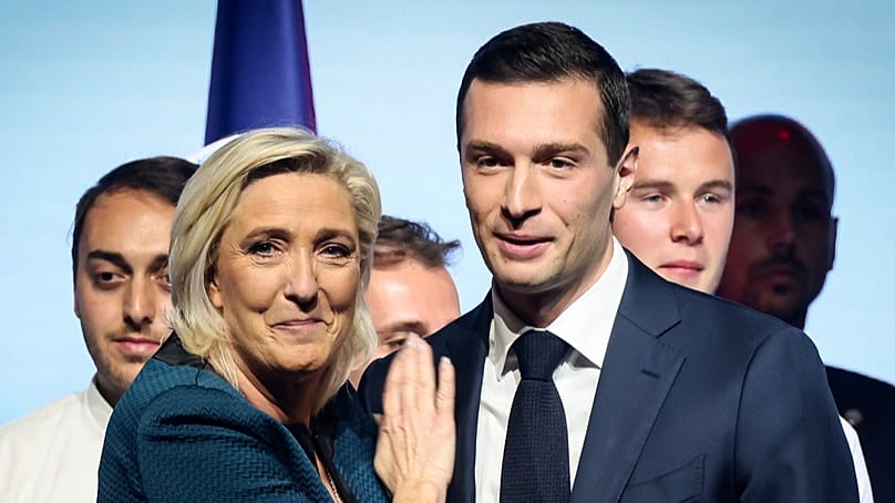 Die Vorsitzende der französischen rechtsextremen Partei Rassemblement National, Marine Le Pen (links), und der Parteivorsitzende Jordan Bardella am 2. Juni 2024 in Paris