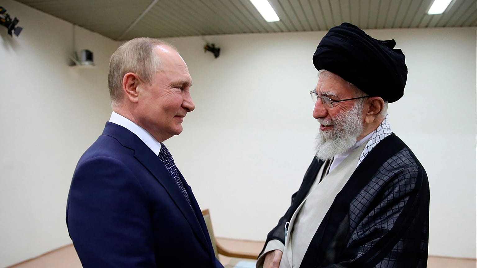 علی خامنه‌ای، رهبر جمهوری اسلامی ایران، و ولادیمیر پوتین، رئیس‌جمهور روسیه، روز سه‌شنبه ۱۹ ژوئیه ۲۰۲۲ در جریان دیدارشان در تهران 