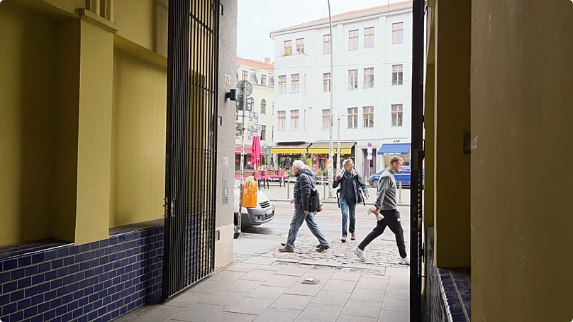 Euronewsreporter auf dem Weg zu FoodLabs.