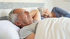 Eine neue Studie zeigt: Chronische Rückenschmerzen bei Männern über 65 erhöhen das Risiko späterer Schlafstörungen.