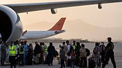 أجانب يصعدون على متن طائرة تابعة للخطوط الجوية القطرية في مطار كابول، أفغانستان، يوم الخميس 9 سبتمبر 2021. (صورة من وكالة أسوشيتد برس/برنات أرمانغ)