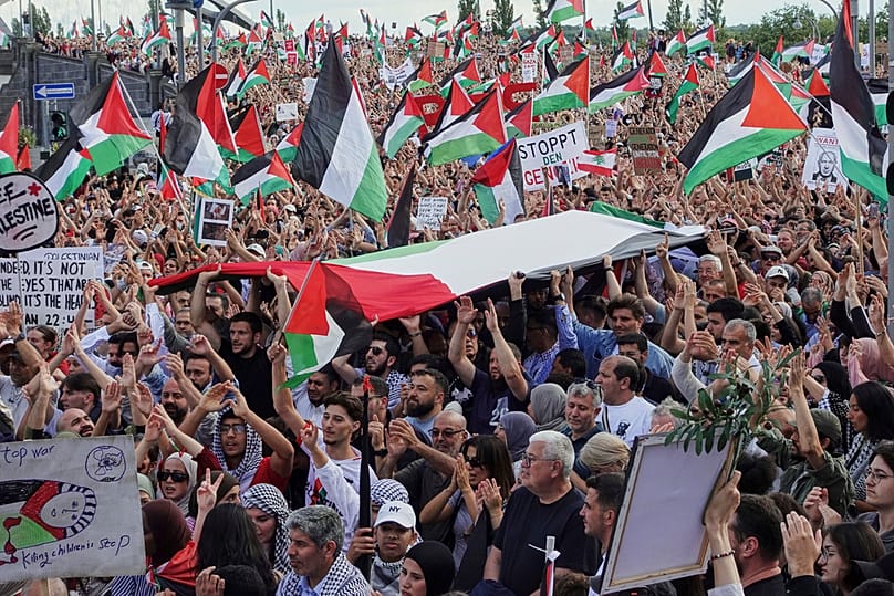 آلاف الأشخاص يشاركون في تظاهرة حاشدة مؤيدة لفلسطين في مدينة فرانكفورت الألمانية، بتاريخ 30 أغسطس 2025.