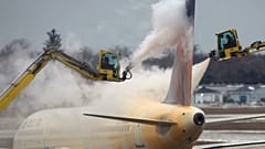 Luftfahrtexperten erklären: Flüge am Boden zu lassen ist komplexer als nur die Startbahn von Schnee und Eis zu räumen.