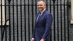 Der polnische Präsident Karol Nawrocki trifft am Dienstag, 13. Januar 2026, in der Downing Street in London ein, um den britischen Premierminister Keir Starmer zu treffen (AP Photo/