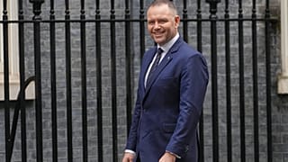 Prezydent Polski Karol Nawrocki przybywa na Downing Street w Londynie, aby spotkać się z premierem Wielkiej Brytanii Keirem Starmerem, we wtorek 13 stycznia 2026 r. (AP Photo/