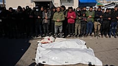 Palästinenser beten neben den Leichen von Mitgliedern der Familie al-Hawli. Ein israelischer Militärangriff tötete sie.