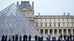Französische Gewerkschaften prangern die neue Ticketregelung des Louvre an. Sie sagen: Das untergräbt den universellen Auftrag des meistbesuchten Museums der Welt.
