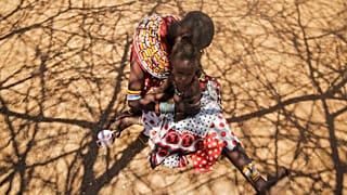 أم تبكي وهي تروي كيف تدهورت حالة طفلها بسبب الجوع في قرية ويست غيت بمقاطعة سامبورو - كينيا، بتاريخ 13 أكتوبر 2022. 