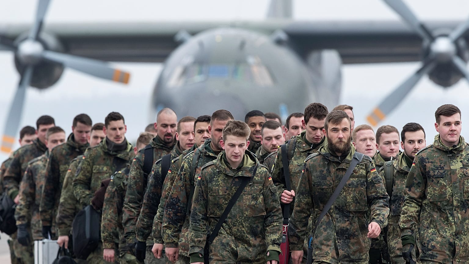 Soldaten der Bundeswehr aus der 12. mechanisierten Infanteriebrigade, dem 122. Infanteriebataillon, treffen am Mittwoch, den 1. Februar 2017, auf einem Flughafen in Kaunas, Li