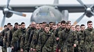 Soldaten der Bundeswehr aus der 12. mechanisierten Infanteriebrigade, dem 122. Infanteriebataillon, treffen am Mittwoch, den 1. Februar 2017, auf einem Flughafen in Kaunas, Li