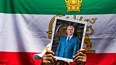 DATEI: Ein Demonstrant hält ein Poster von Irans exiliertem Kronprinzen Reza Pahlavi während einer Kundgebung vor der iranischen Botschaft in Santiago, Chile, am 13. Januar 2026