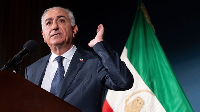 "الجمهورية الإسلامية ستسقط".. بهلوي يُعلن عزمه العودة إلى إيران بعد عقود من المنفى 